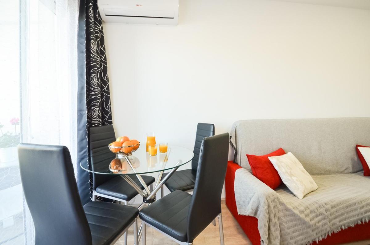 Schoene Wohnung Mit Pool , Wi-Fi Und Privat Garage Торевьиа Экстерьер фото